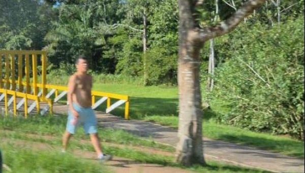 Secretário de Saúde, Franck Lima, é flagrado caminhando sem máscara e se irrita ao ser questionado: "O que tem a ver? Dá licença. Quer me sacanear, porra. Tanta coisa importante"